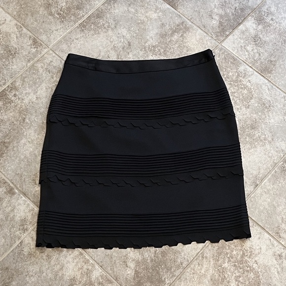 Banana Republic scalloped hem black mini skirt size 0 - Picture 5 of 8
